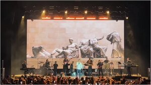 Κωνσταντίνος Αργυρός: Τραγούδησε την «Αθήνα μου» στο Τορόντο με φόντο τα Γλυπτά του Παρθενώνα 