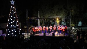 Χιλιάδες κόσμου στη φωταγώγηση του Χριστουγεννιάτικου δέντρου στην Πλατεία Ελευθερίας