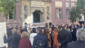 Με πανό και συνθήματα στους δρόμους για το φορολογικό νομοσχέδιο