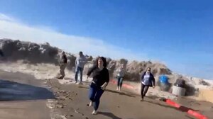 Καλιφόρνια: Γιγάντιο κύμα παρασέρνει ανθρώπους και αυτοκίνητα