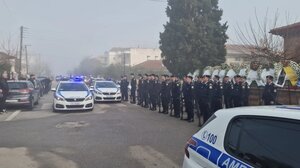 Θεσσαλονίκη: Με χειροκροτήματα και τιμές ήρωα το τελευταίο αντίο στον 32χρονο αστυνομικό