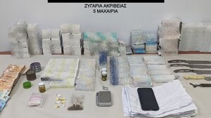 Η σύλληψη στο λιμάνι οδήγησε σε μαχαίρια και ναρκωτικά