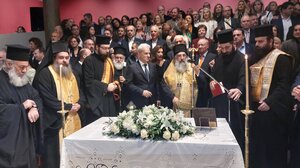 Ο Αρχιεπίσκοπος το κρατάει… μανιάτικο! 