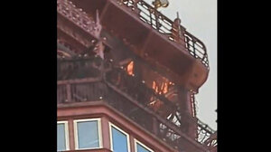  Βρετανία: Φωτιά στον εμβληματικό Πύργο του Μπλάκπουλ