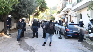 Έξωση σε 74χρονη και τον γιο της υπό την απειλή των ΜΑΤ!