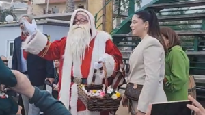 Σητεία: Έφτασε με... τιμές ο Άγιος Βασίλης και μοίρασε δώρα