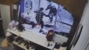 Τον μαχαίρωσε έξι φορές μπροστά σε μαγαζί - Σοκάρει το video!