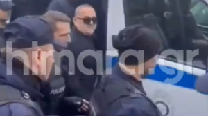 Μπελέρης: Με χειροπέδες και φρουρούμενος στην ταφή της γιαγιάς του 