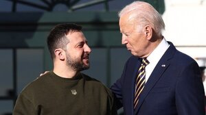 Η Μόσχα θα παρακολουθήσει «πολύ στενά» τη συνάντηση Μπάιντεν-Ζελένσκι