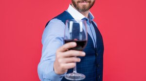Αλκοόλ: 4 άγνωστα και απρόσμενα οφέλη από την κατανάλωσή του