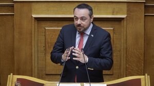 Συζήτηση στη Βουλή για αγρότες και ξενοδοχοϋπαλλήλους