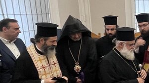 Ποιος ήταν ο ιερωμένος με την... κουκούλα που έκλεψε την παράσταση στις κοπές της πίτας;