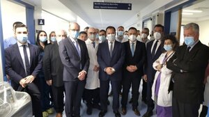 Επίσκεψη Γεωργιάδη στην Κρητικιά που έκανε μεταμόσχευση ήπατος με δότη τον πατέρα της