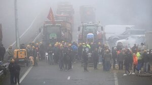 Οι Γάλλοι αγρότες πιέζουν την κυβέρνηση με τις κινητοποιήσεις τους