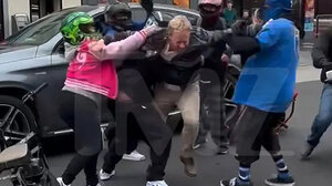 Άγριος ξυλοδαρμός του Ian Ziering στη μέση του δρόμου