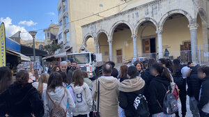 Η ιδιαίτερη συνάντηση των μαθητών με τον Δήμαρχο Αλέξη Καλοκαιρινό στο κέντρο του Ηρακλείου