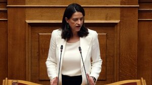 ΣΥΡΙΖΑ: Αντί παραιτήσεως, η κα Κεραμέως πραγματοποιεί κομματικές φιέστες στο εξωτερικό