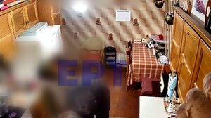 Bίντεο από ληστεία σε σπίτι ηλικιωμένης: "Βάλε τα κοσμήματα σε χαρτοπετσέτα"