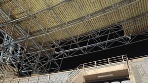 "Λουκέτο" στο Παγκρήτιο - Αποκολλήθηκε τμήμα του στεγάστρου λόγω ανέμων- Βίντεο