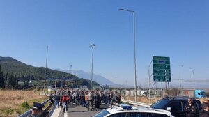 Λαμία: Αγροτική διαμαρτυρία εγκλωβίζει εκατοντάδες οδηγούς στον κόμβο του Μπράλου