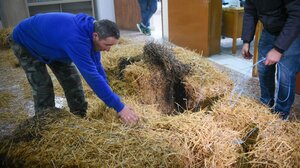 Αγροτικές κινητοποιήσεις στη Λάρισα: Απέκλεισαν με τρακτέρ το Τελωνείο και σκόρπισαν μπάλες με άχυρο