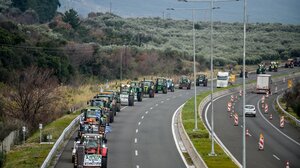 Στην τελική ευθεία για την Αθήνα οι αγρότες: Θέλουν να διανυκτερεύσουν στο Σύνταγμα
