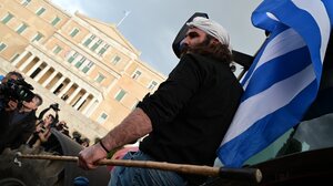 "Χωρίς εμάς, τι θα φας;" Το βασικό σύνθημα των αγροτών στο Σύνταγμα