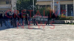 Με κράνη και στυλιάρια έξω από τον Μητροπολιτικό Ναό