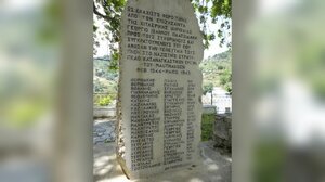 Τιμούν τους νεκρούς στο Μαουτχάουζεν, με καταγωγή από τους Λάκκους