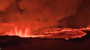 Ηφαίστειο της Ισλανδίας: Συγκλονιστικές εικόνες με ποτάμια λάβας και καπνό
