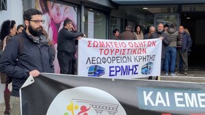 Με πανό και συνθήματα οι εργαζόμενοι στον τουρισμό - "Τα γκαρσόνια... αγρότες"!