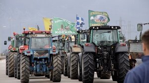 Αγρότες: Τα τρακτέρ έκλεισαν την εθνική οδό Ιωαννίνων - Κακκαβίας στον κόμβο Καλπακίου