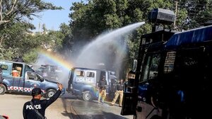 Εκλογές στο Πακιστάν: Η ψηφοφορία σε εξέλιξη, μια ημέρα μετά τις πολυαίμακτες επιθέσεις