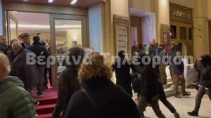 Θεσσαλονίκη: Η στιγμή που οι κουκουλοφόροι χτυπούν τον αστυνομικό