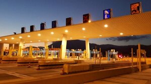 "Καρφώθηκε" με το ΙΧ στα διόδια Ρίου - Τον απεγκλώβησε η ΕΜΑΚ