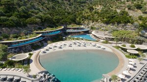 Μαύρα σύννεφα πάνω από το Elounda Hills;