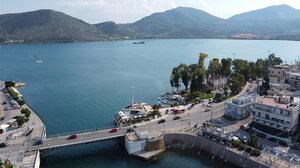 Νεαρός έπεσε από τη γέφυρα της Χαλκίδας