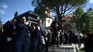 Ηλίας Λογοθέτης: Σε κλίμα βαθιάς συγκίνησης το τελευταίο αντίο στον ηθοποιό