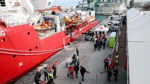 Ιταλία: 23 μετανάστες και πρόσφυγες αποβιβάστηκαν στην Κατάνη από το πλοίο Ocean Viking