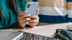 ΟΟΣΑ: Με smartphone το 70% των 10χρονων – Με προβληματική χρήση διαδικτύου το 10% των παιδιών