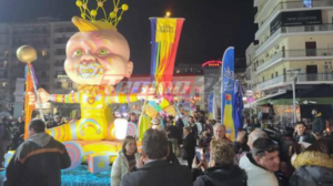 Πατρινό Καρναβάλι: Τα άρματα ξεχύθηκαν στους δρόμους για την παρέλαση