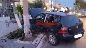 Στο νοσοκομείο τριμελής οικογένεια: Το ΙΧ τους έπεσε σε στύλο φωτισμού