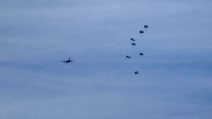 Οι ΗΠΑ άρχισαν τις από αέρος ρίψεις ανθρωπιστικής βοήθειας στη Γάζα