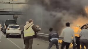 Καρέ καρέ η ηρωική διάσωση οδηγού από φλεγόμενο όχημα