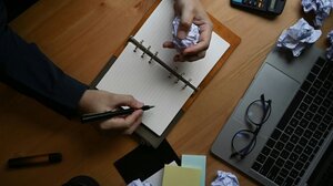 Διαχείριση θυμού… αλά ιαπωνικά: γράψτε τις κακές σκέψεις σ’ ένα χαρτί και σκίστε το!