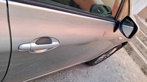 Προκάλεσαν μεγάλη ζημιά στο σταθμευμένο αυτοκίνητο