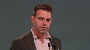 Κασσελάκης: Ο πρωθυπουργός να «δεσμευτεί να μην αμνηστεύσει τον κ. Καραμανλή»