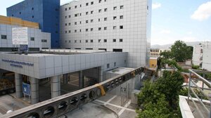 Κλωτσούσε και απειλούσε τη σύζυγό του στην Παιδιατρική του Νοσοκομείου Βόλου