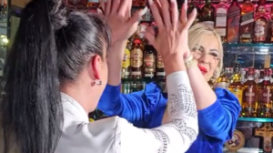 Scorpios Bar: Προσελήφθη ξανά μετά την απόλυσή της η κοπέλα που έγινε viral