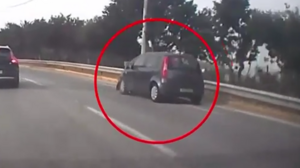 Τράκαρε μόνος του, δεν το πήρε χαμπάρι και σε κατάσταση αμόκ συνέχισε να οδηγεί ενώ το αυτοκίνητο διαλυόταν!